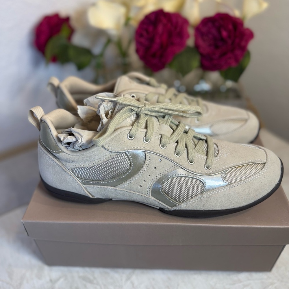 Easy Spirit Esgreatpace Light Natural Suede Sneakers.‎ Size 9 1/2 . NIB